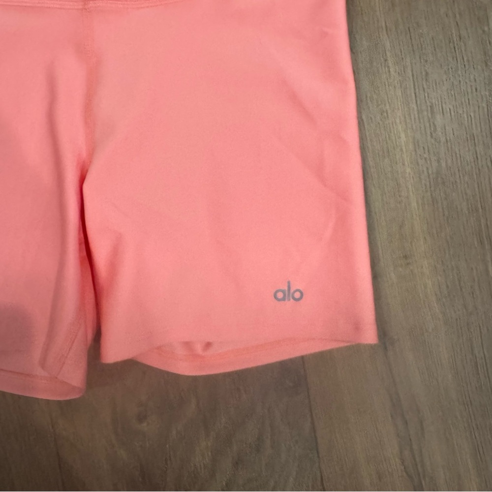 Alo Yoga Airlift Energy Short 5” Short in Strawberry Lemonade Sz Small - Picture 3 of 5